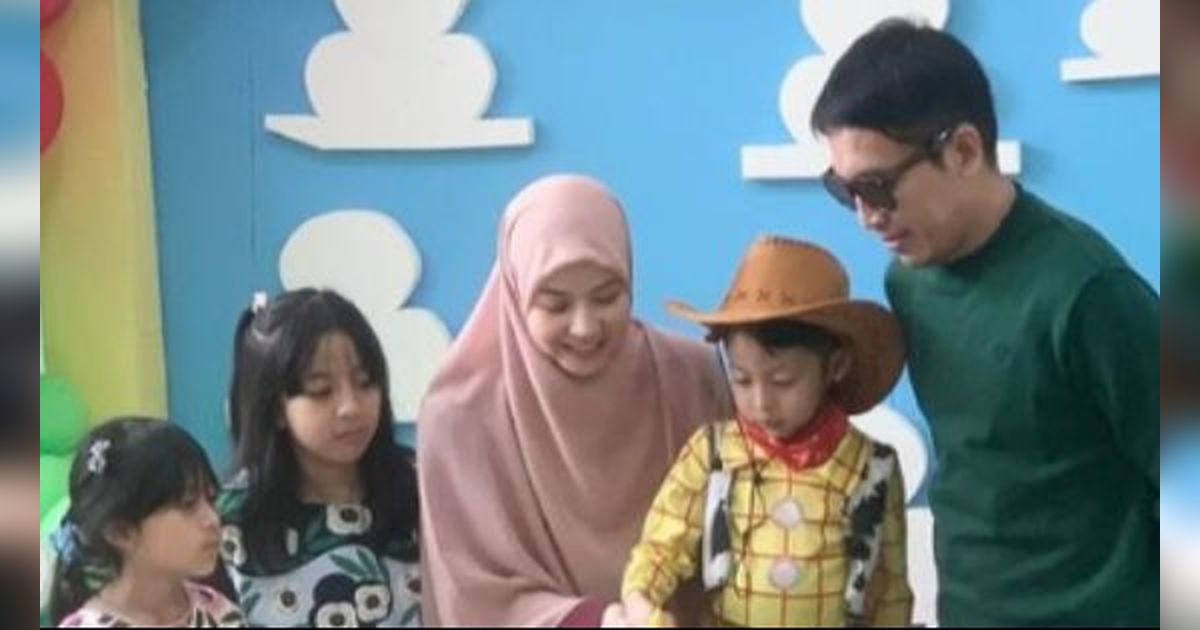 10 Potret Kekompakan Natasha Rizki dan Desta Rayakan Khitanan Sang Putra
