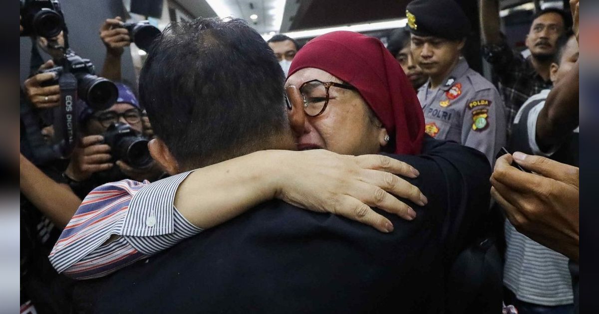 FOTO: Peluk Anak-Anak, Tangis Eks Dirut Pertamina Karen Agustiawan Pecah Usai Divonis 9 Tahun Penjara