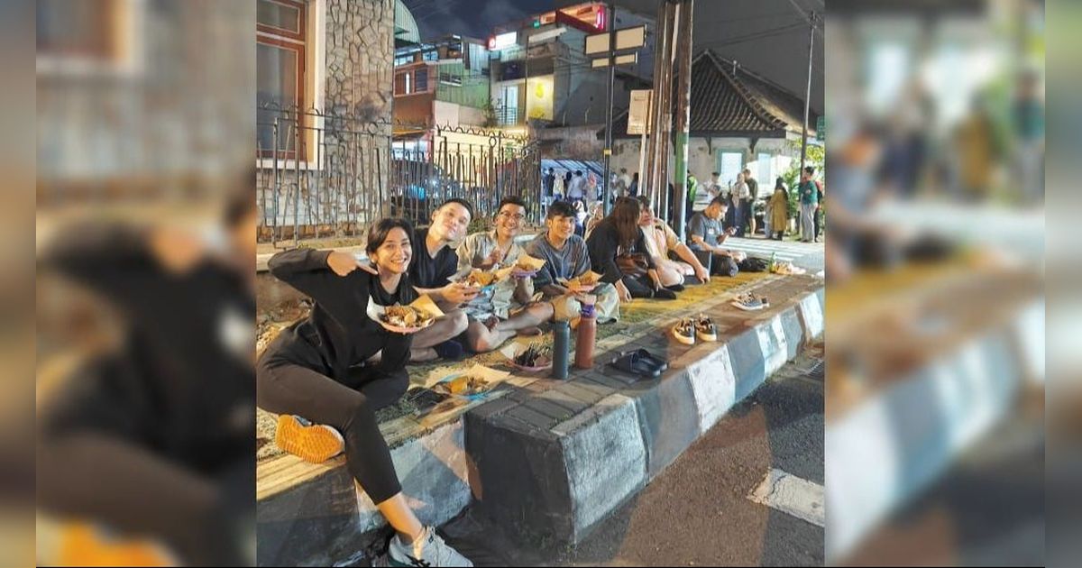 7 Potret Ruben Onsu dan Rekan Seleb Makan di Pinggir Jalan, Menunya Sederhana