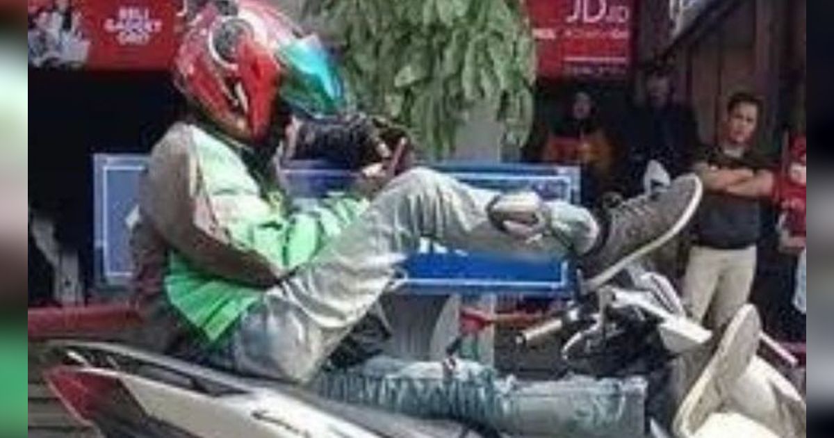 12 Potret Tingkah Random Ojol Selagi Istirahat, Kelakuannya Aneh-aneh!