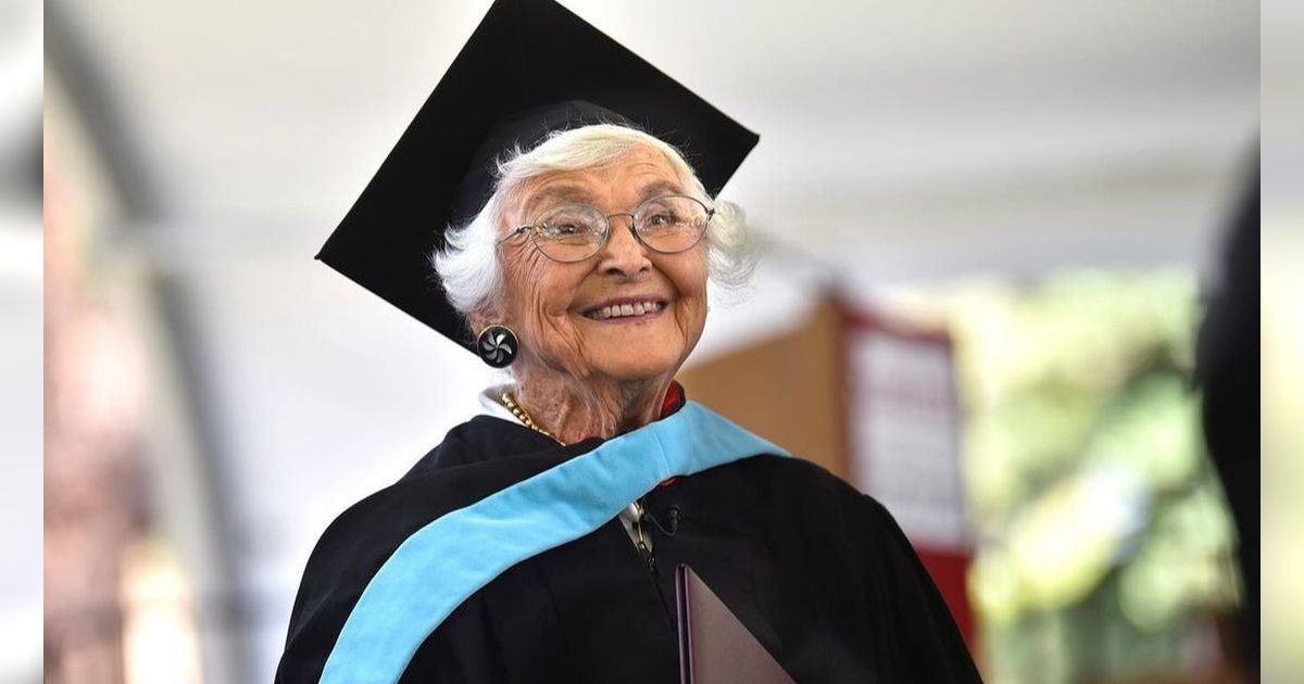83 Tahun Tinggalkan Bangku Kuliah, Perempuan Usia 105 Tahun Akhirnya Lulus S2 Kini Bergelar Master