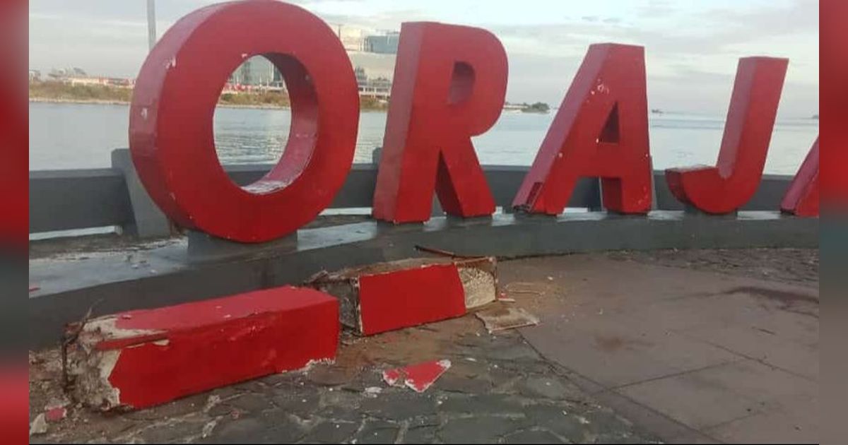 Warga Makassar Tewas Tertimpa Tugu Tulisan Toraja di Pantai Losari