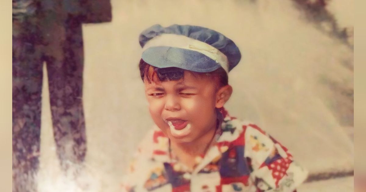 Anak Pakai Topi yang Lagi Nangis Ini Jadi Komika Terkenal dan Baru Saja Menikah, Coba Tebak?