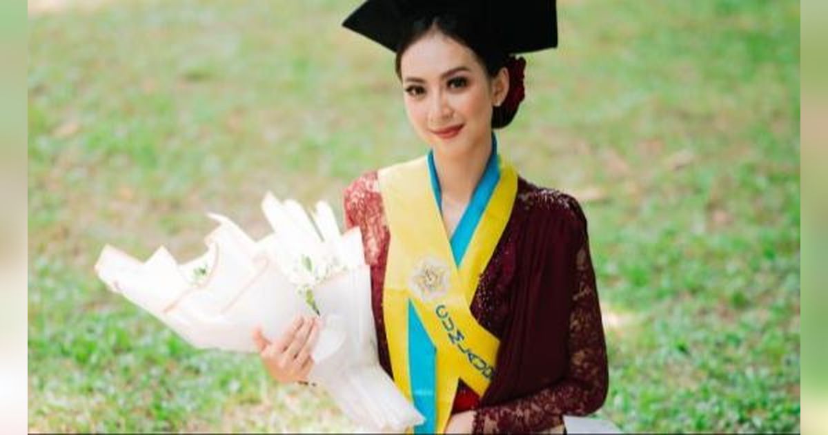 Viral! Cewek Cantik Lulus dengan Predikat Cumlaude dari UGM Pilih Kerja Tukang Bersih-Bersih WC Sampai 11 Jam