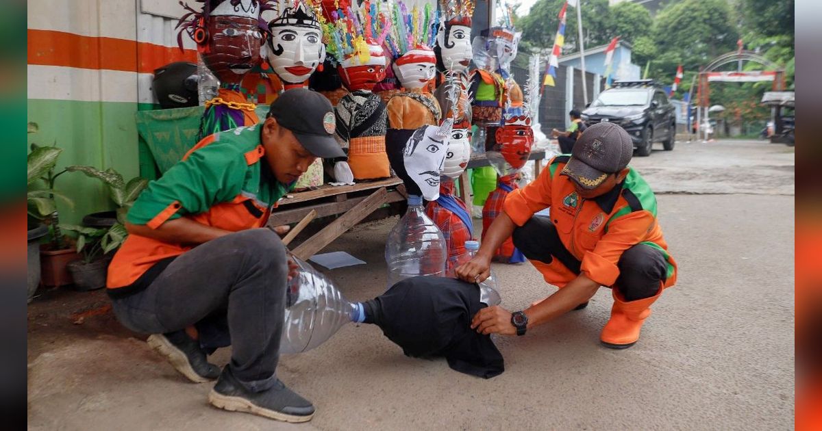 FOTO: Kreasi Ondel-Ondel Mini Galon Bekas Karya Petugas UPS Lingkungan Hidup DKI Jakarta yang Bernilai Tinggi