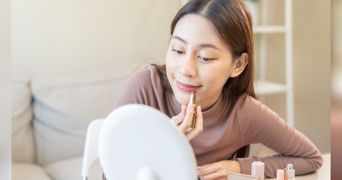 Pakai Lipstik Nude dengan Cara Beda untuk Efek Blurry Lips