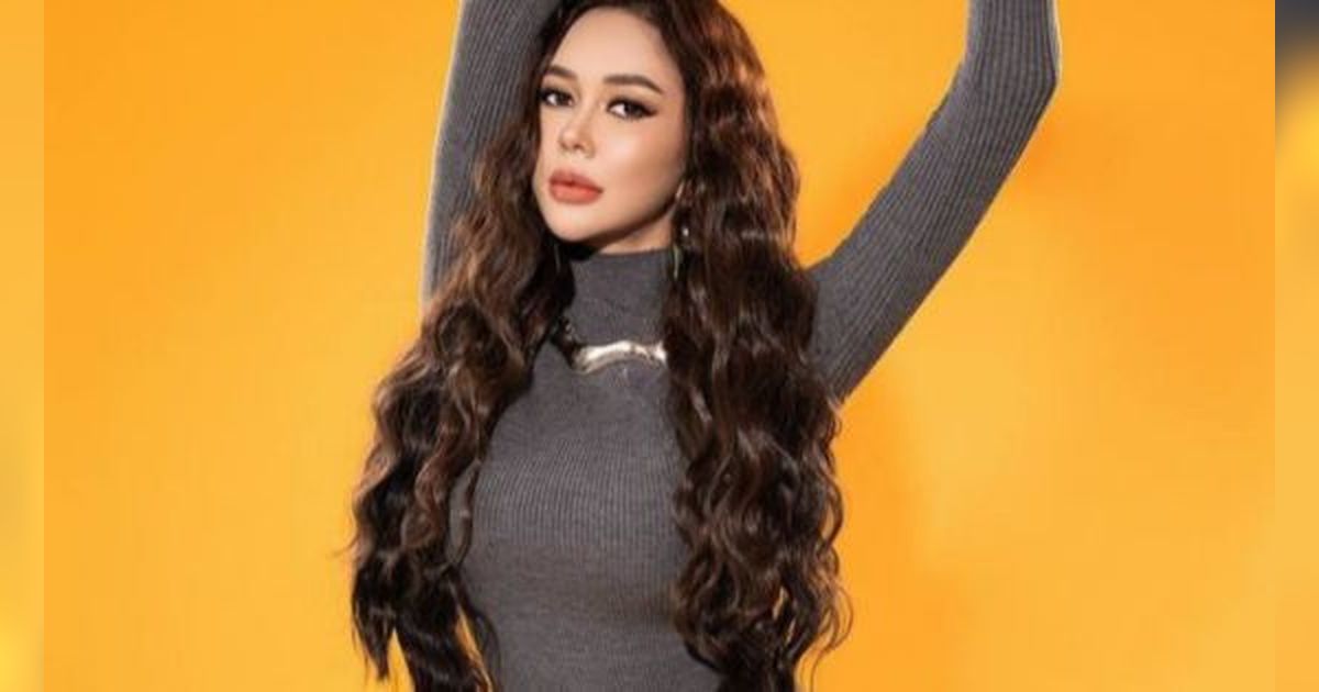 Makin Cantik dan Langsing Banget, 8 Gaya Hot Mama Aura Kasih di Pemotretan Terbaru!