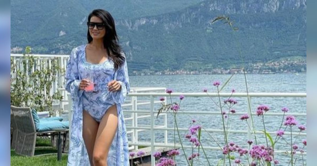 8 Foto Farah Quinn Pancarkan Pesona Hot Mama Saat Liburan ke Danau Como Italia