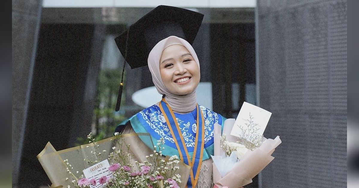 8 Potret Alca Octaviani Istri Bintang Emon Wisuda S2, Ucapan Selamat Sang Suami Bikin Netizen `Ribut`