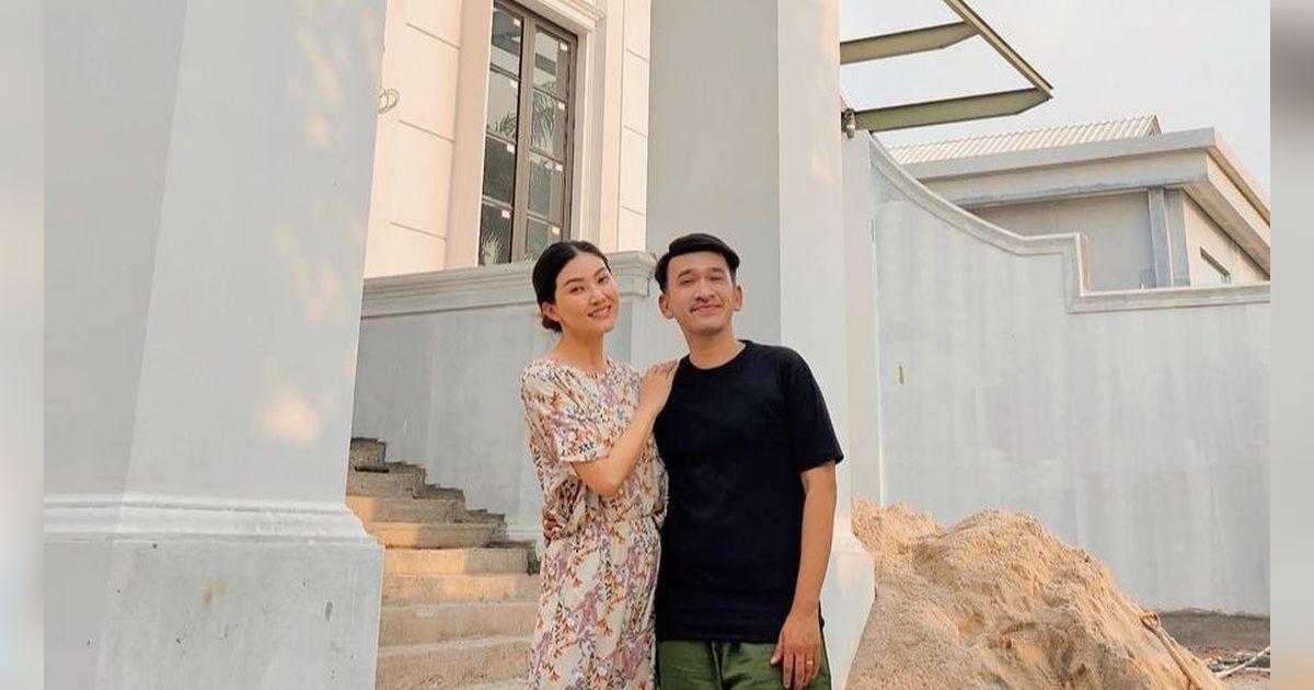 Sarwendah Liburan ke Korea Selatan, Ruben Onsu Pilih Makan Lesehan di Trotoar