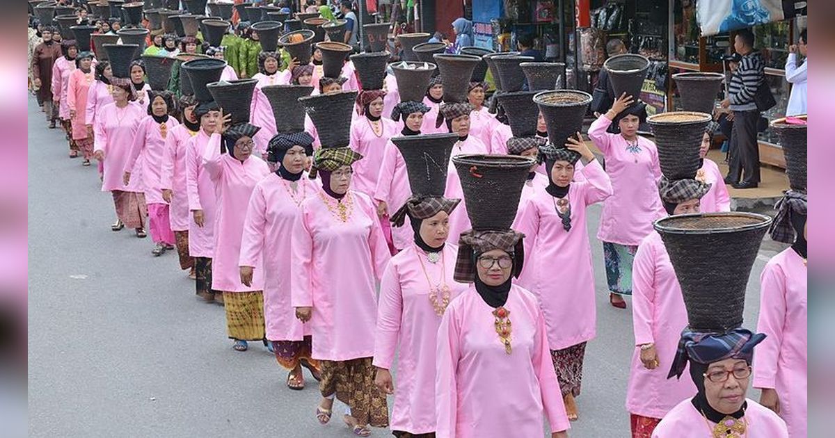 Uniknya Tradisi Arak Bako, Prosesi Perkawinan Adat Minangkabau yang Libatkan Ratusan Orang