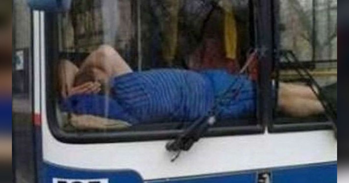 10 Potret Penumpang Tidur Lelap di Bus Tapi Kelakuannya Benar-benar Bikin Melongo