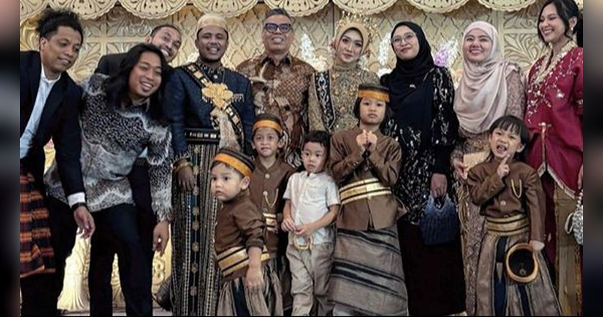 Potret Lucu Anak Arie Kriting saat Kenakan Baju Adat di Pernikahan Mamat Alkatiri