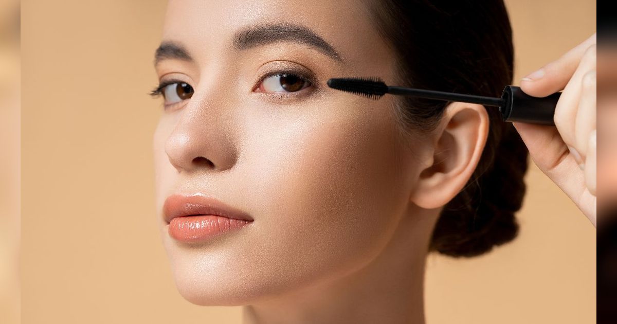 Gampang Banget, Atasi Maskara Menggumpal Pakai Mini Brush