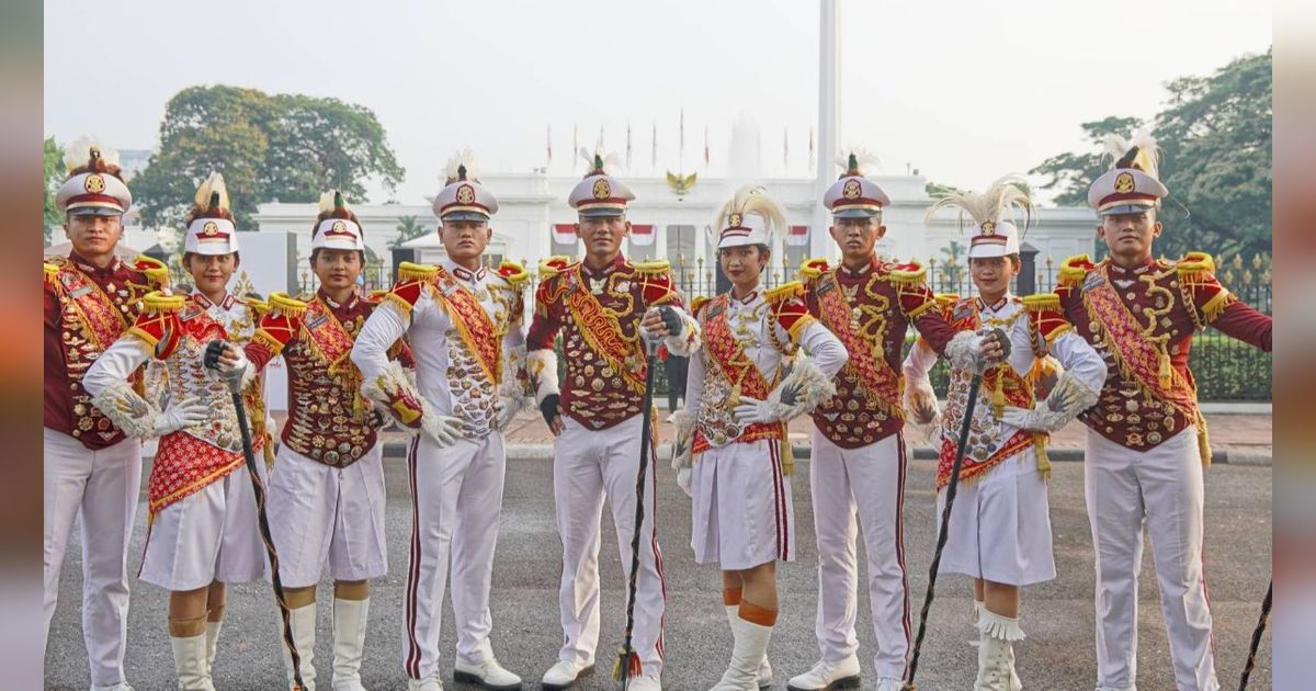 Jenderal Bintang Dua Polri Dapat Kejutan dari Taruna Akpol di Hari Istimewa, Netizen Salfok ke Pasangan Bawa Bunga