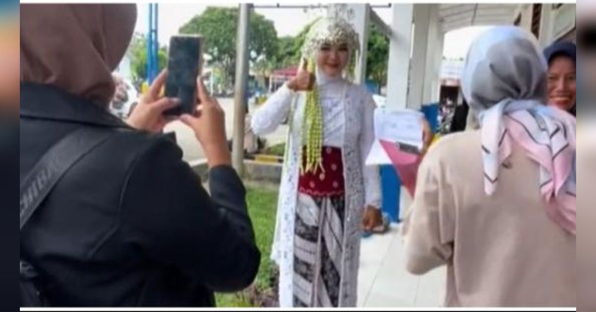 Momen Mahasiswi UT Ujian Pakai Baju Pengantin Ini Viral, Curi Perhatian