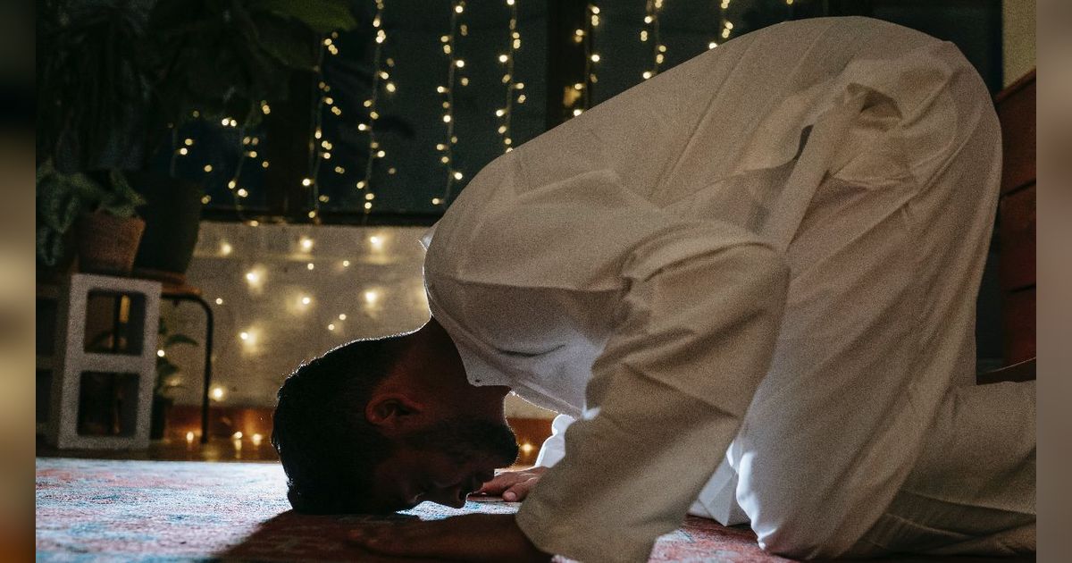 Sholat Tahajud atau Sholat Hajat Dulu? Begini Urutan dan Bacaan Niatnya