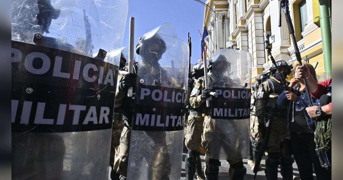 FOTO:  Momen Tegang Bolivia Diguncang Upaya Kudeta, Pasukan Militer hingga Kendaraan Lapis Baja Kepung Istana