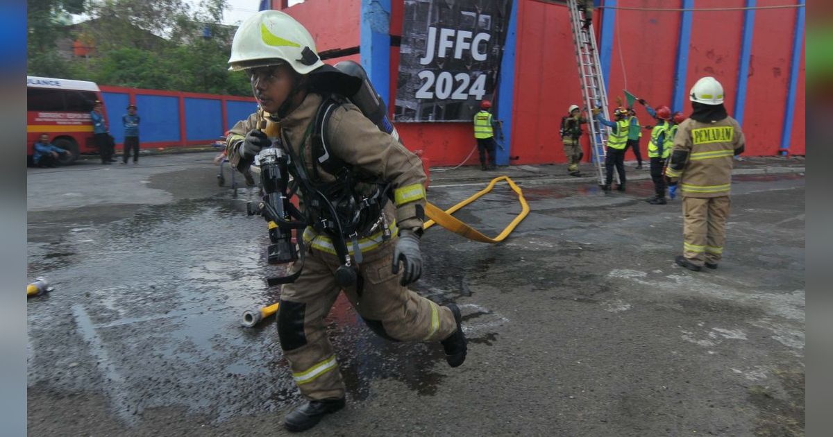 FOTO: Aksi Pemadam Kebakaran Beradu Ketangkasan di Jakarta Fire Fighting Challenge 2024