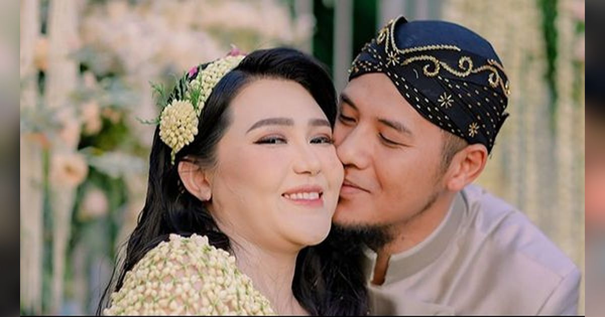 Potret Via Vallen Jalani Tradisi 7 Bulanan Tingkeban, Ungkap Inisial Nama Anak