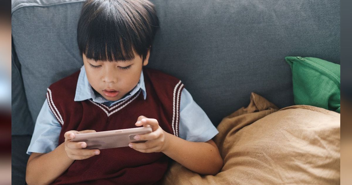 Anak Main Gadget Berlebihan, Berisiko Jadi Moody dan Obesitas