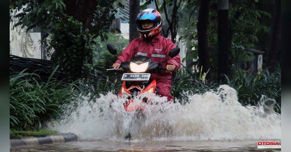 8 tips untuk mengerem motor Agar roda tidak tergelincir saat hujan.