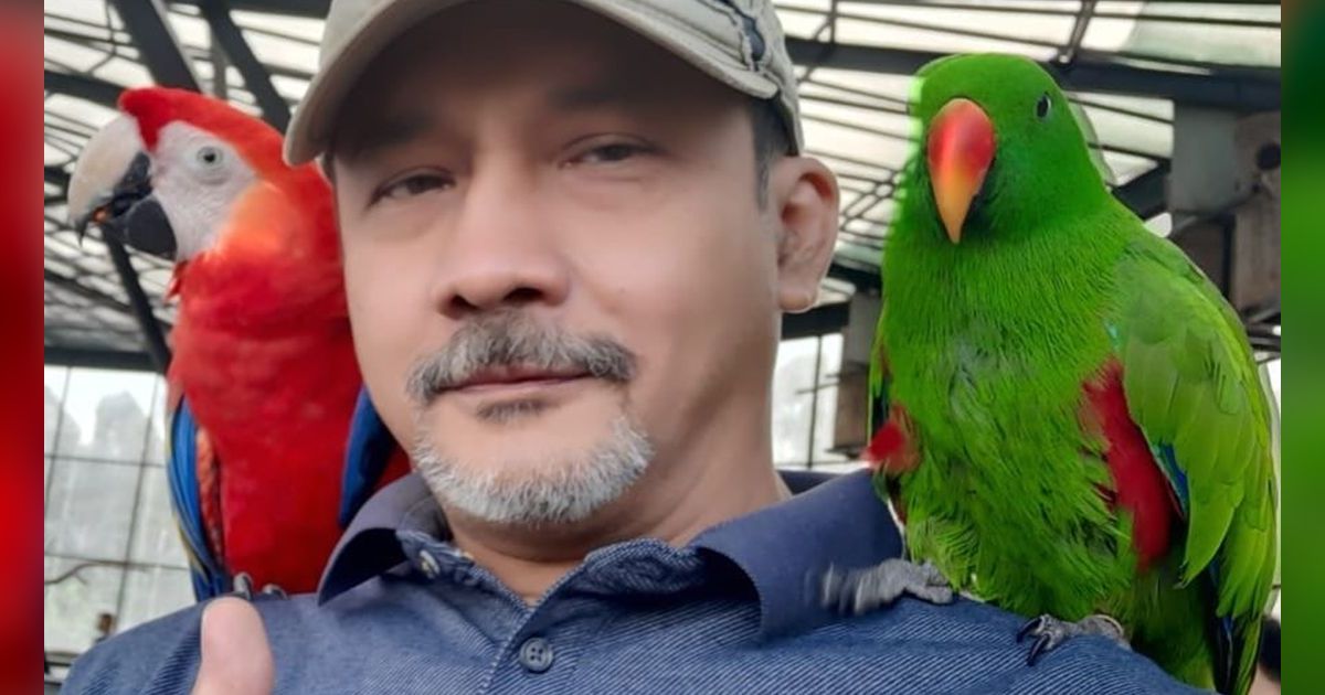 Tinggalkan Ajaran Eyang Subur, 8 Potret Adi Bing Slamet Pilih Syahadat Ulang Hingga Sholat Taubat