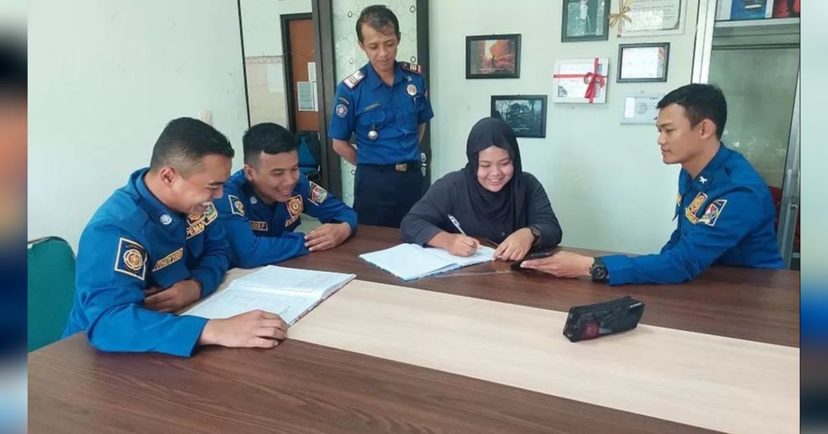 Usai Viral Ambil Rapor Bocah, Kali Ini Damkar Diminta Bantu Siswa Kerjakan Tugas Sekolah