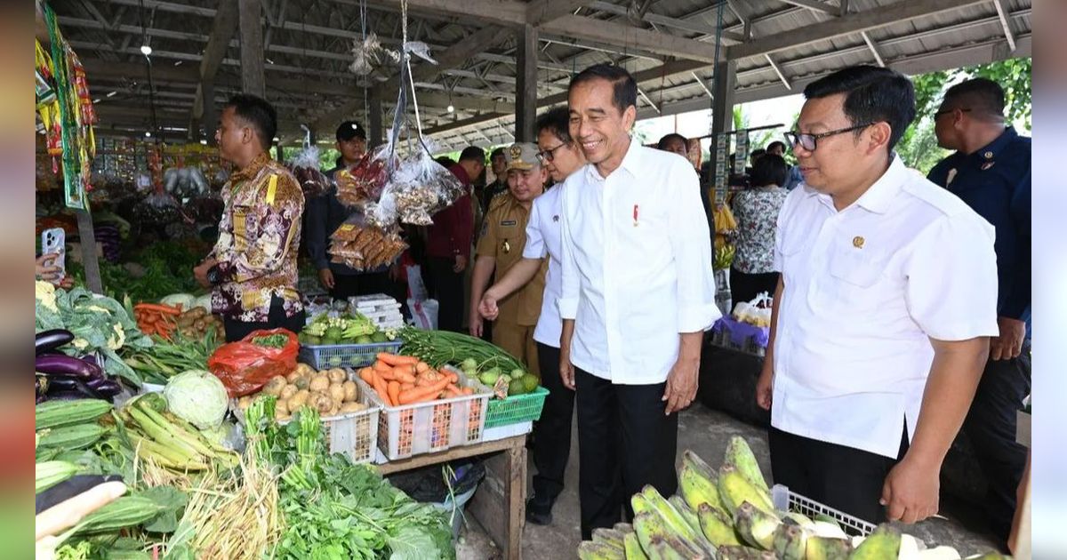 VIDEO: Momen Unik! Jokowi & Emak-Emak Nyentrik Salam Komando, Kacamata Hitam Rambut Pirang