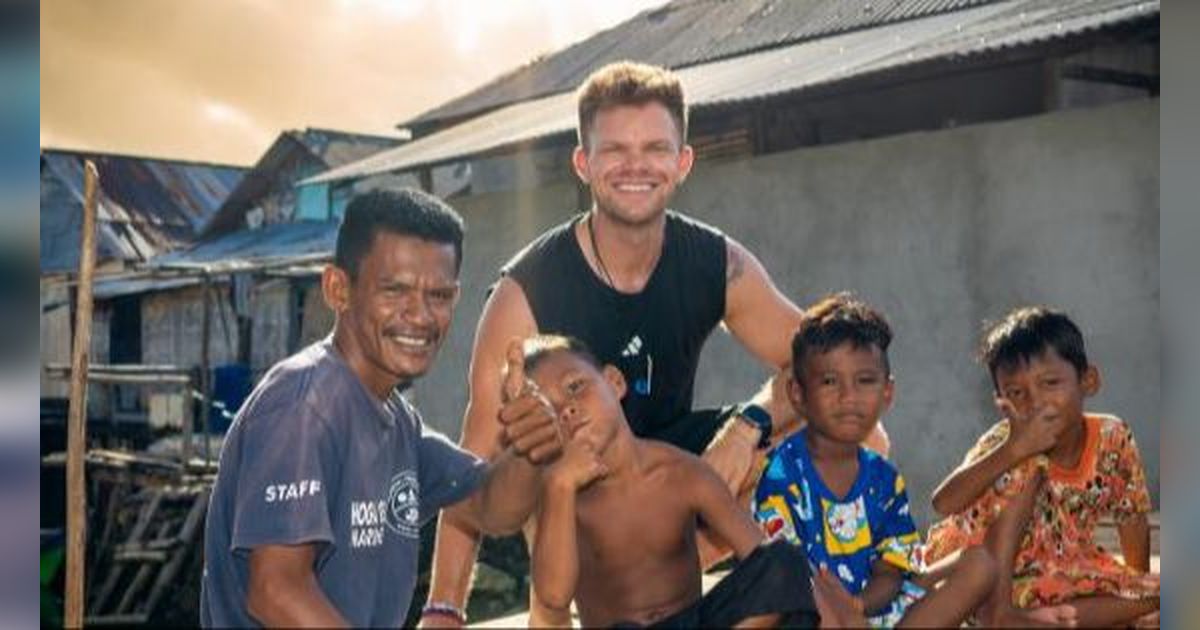 Viral! Tak Sekadar Galang Dana, YouTuber Bule Asal Denmark Ini Turun Langsung Perbaiki Jembatan dan Rumah Warga Desa Wakatobi