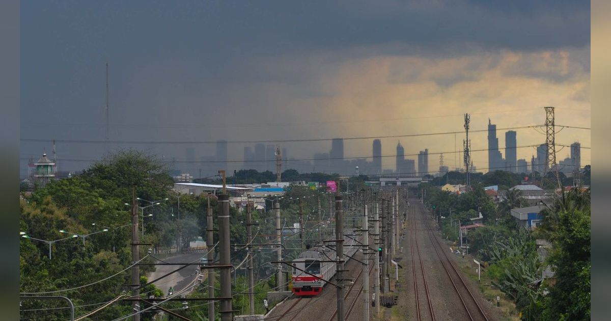 FOTO: Penampakan Awan Gelap dan Tebal Kepung Jakarta, BMKG Keluarkan Peringatan Dini