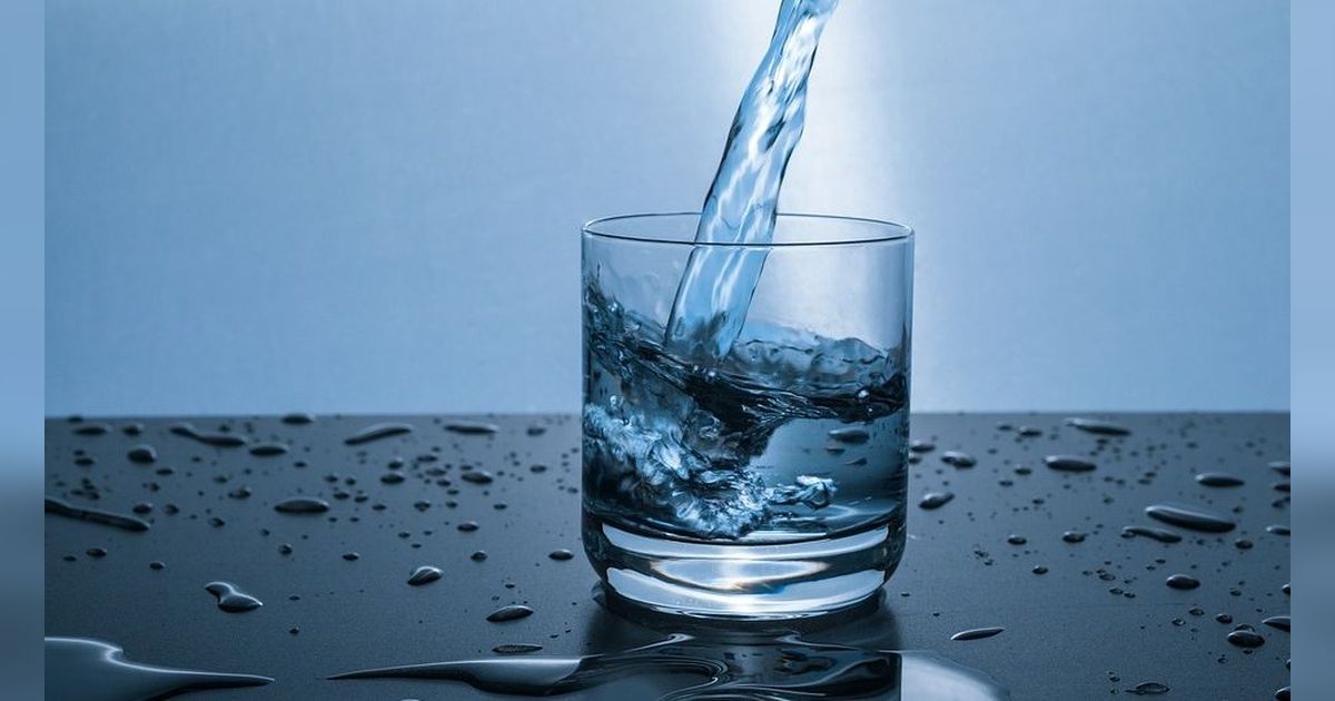 Manfaat Minum Air Putih Hangat saat Perut Kosong, Bersihkan Racun Tubuh