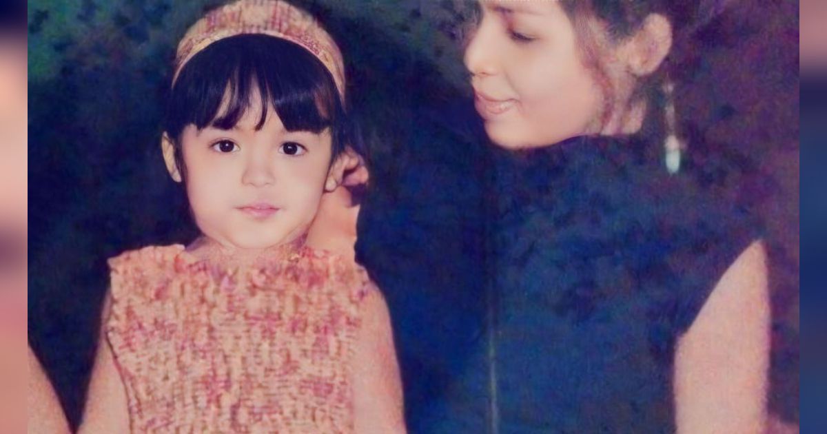 Gadis Berbando Ini Foto Masa Kecil dari Artis yang Sekarang Fokus ke Keluarga, Coba Tebak?