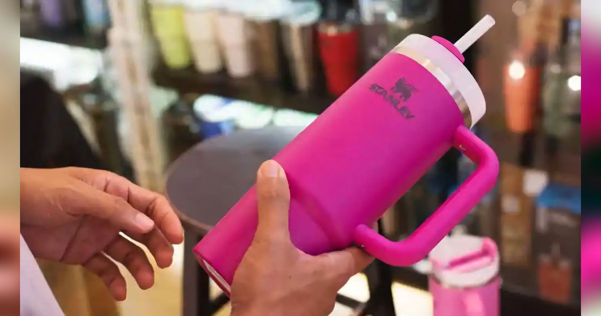 Pria ini Bawa Bekal Galon Air Mineral 5 Liter ke Mall, Bye Tren Tumbler Mahal!