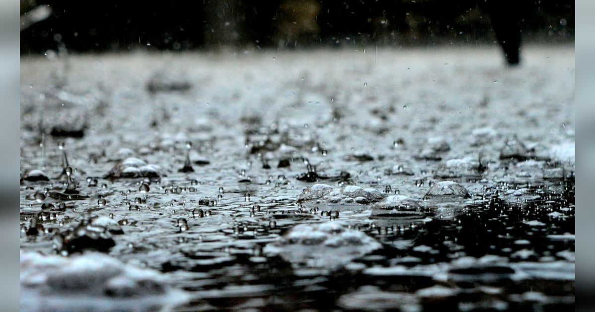 Waspada, Hujan & Angin Kencang Diprediksi Guyur Jakarta Siang Ini