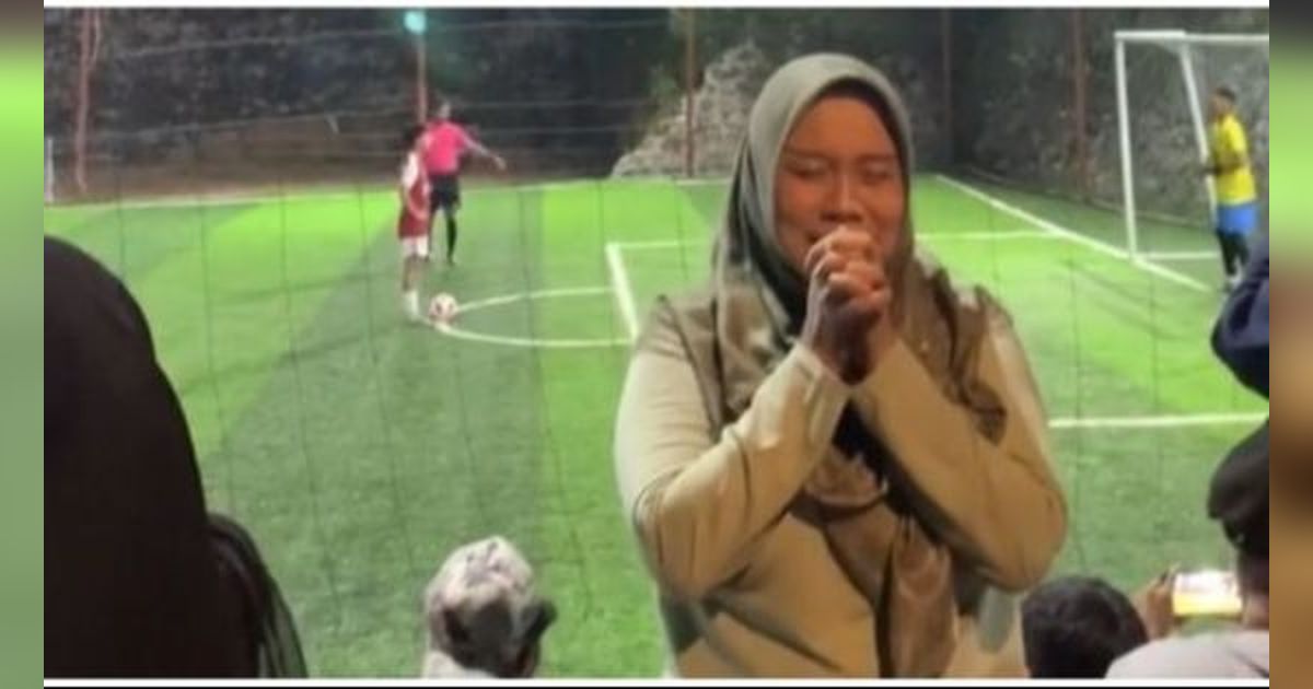 Momen Ibu Guru Balik Badan dan Doakan Siswanya yang Akan Lakukan Tendangan Penalti, Berhasil Cetak Gol