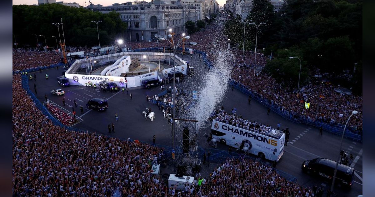 FOTO: Lautan Suporter Sambut Iring-Iringan Parade Kemenangan Real Madrid Mengarak Trofi Juara Liga Champions 2023/2024