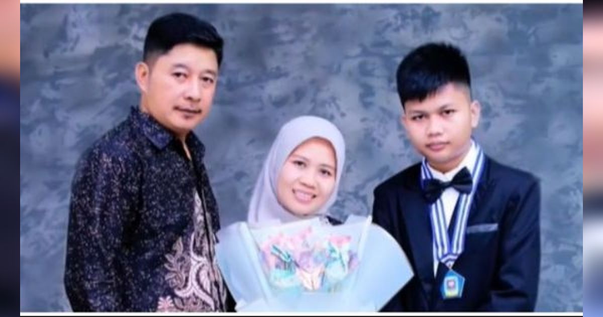 Momen Kehadiran Sus Rini di Wisuda Putranya Ini Viral, Sosok Suami Curi Perhatian