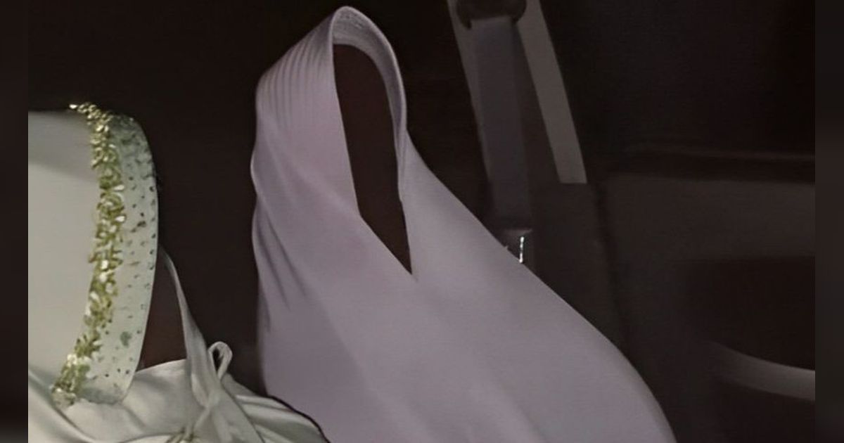 Trik Nenek Biar Mobilnya Tak Dicuri Sangat Jenius, Taruh Hijab di Jok Mobil