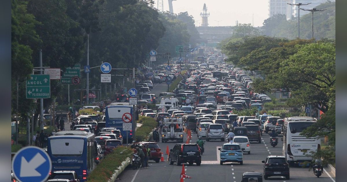 FOTO: Akhir Pekan, Jalanan Sekitar PRJ di JIExpo Keyoran Dikepung Kemacetan