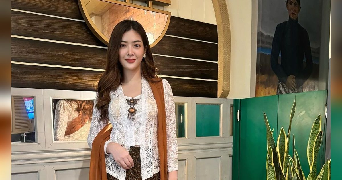 10 Potret Dara Sarasvati Viral Pakai Baju Adat Indonesia, Paras Cantiknya Bikin Melongo