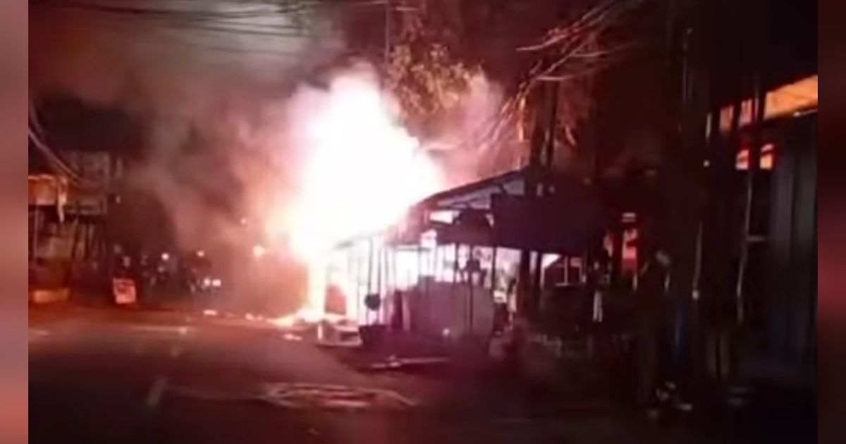 Ruko di Cibubur Jaktim Terbakar, Keluarkan Percikan Listrik