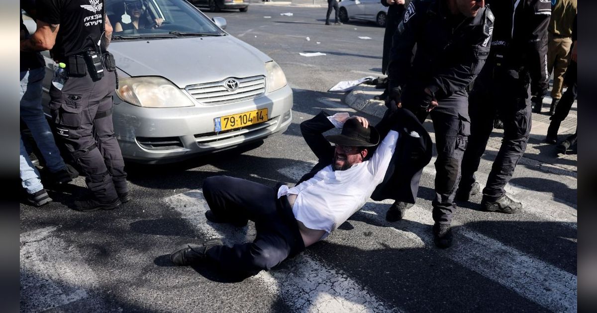 FOTO: Tolak Wajib Militer dan Blokir Jalan, Penganut Yahudi Ultra-Ortodoks Diseret-Seret sampai Jadi Bulan-Bulanan Pasukan Israel