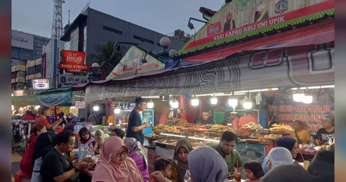 Pemuda 23 Tahun Sukses Jual Jajanan Ala Korea di Pinggir Jalan Penghasilannya Lebih dari UMR Jakarta, Sedihnya Pernah Dijauhi Cewek