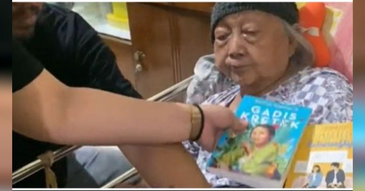 Viral Nenek Usia 84 Tahun dapat Hadiah Buku saat Ultah, Ekspresi saat Buka Kado Curi Perhatian