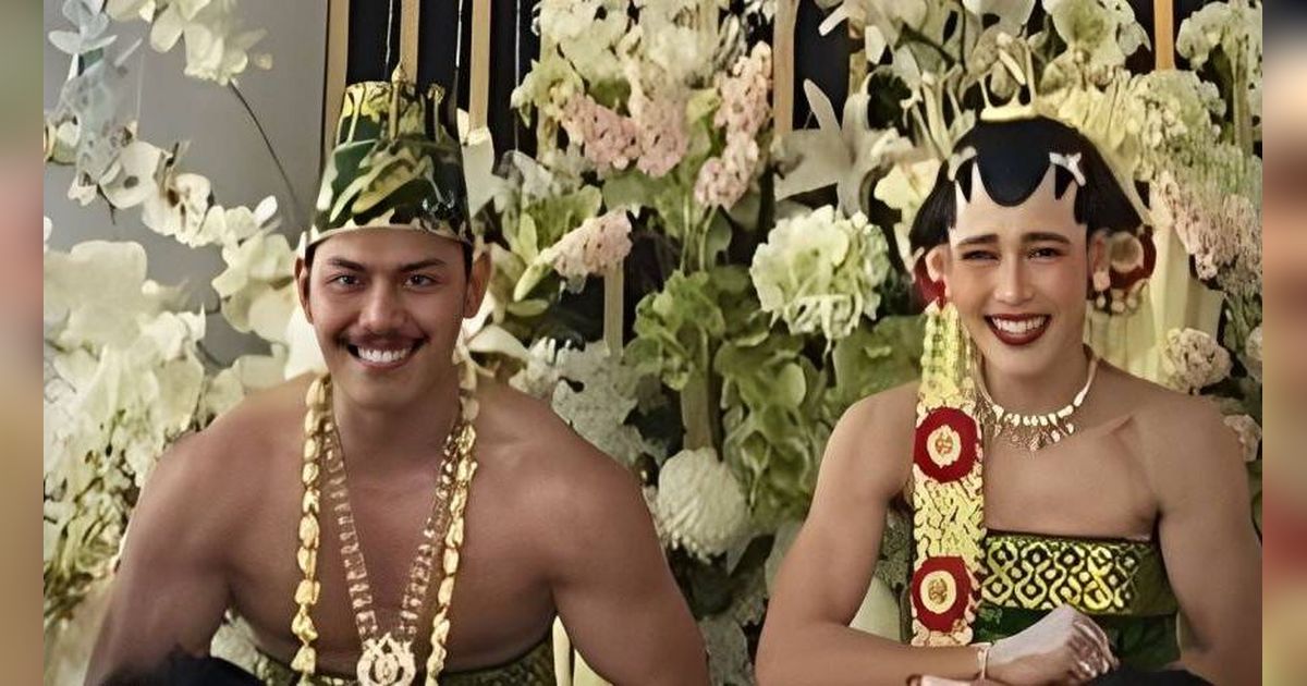 Pernikahan Pasangan Personal Trainer Pamer Otot Pakai Baju Dodot, Warganet: Sakinah, Mawwadah, Wah Kekar