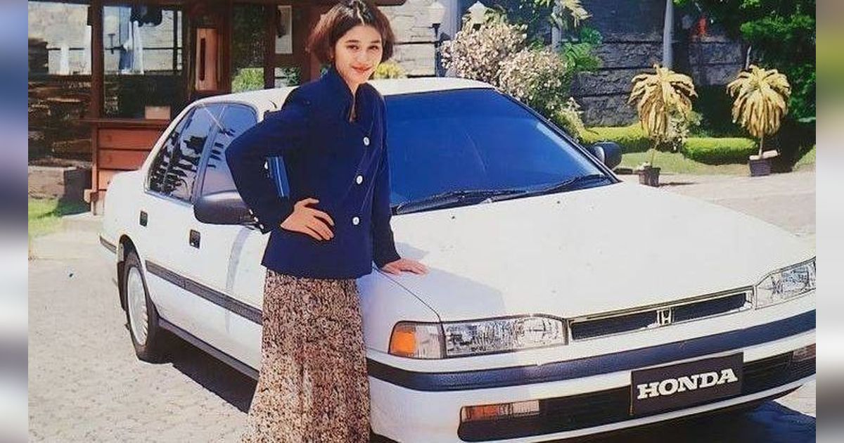 10 Potret Artis Cantik Lawas Bersama Mobil Elit di Masanya, Penuh Unsur Nostalgia