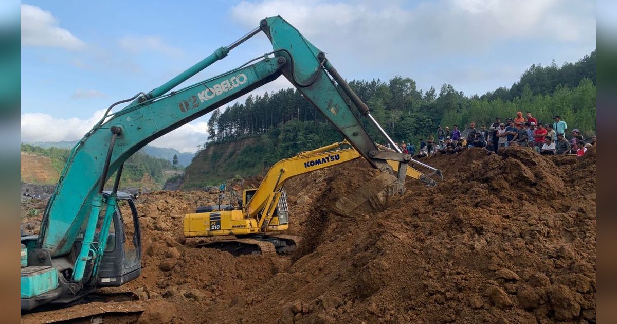 Tebing Setinggi 100 Meter Longsor, 4 Penambang dan 2 Truk Pasir Tertimbun Material Tanah