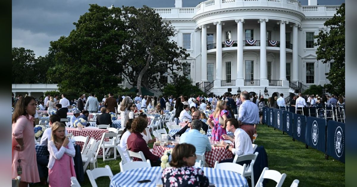 FOTO: Sambut Musim Panas, Presiden Joe Biden Gelar Piknik Bareng Para Pejabat AS dan Keluarganya di Halaman Gedung Putih