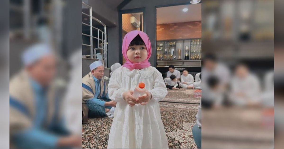 Cute! 6 Potret Ameena Tampil Berhijab saat Acara Pengajian Jelang Keberangkatan Haji Atta Halilintar & Aurel, Gemesin Bak Boneka